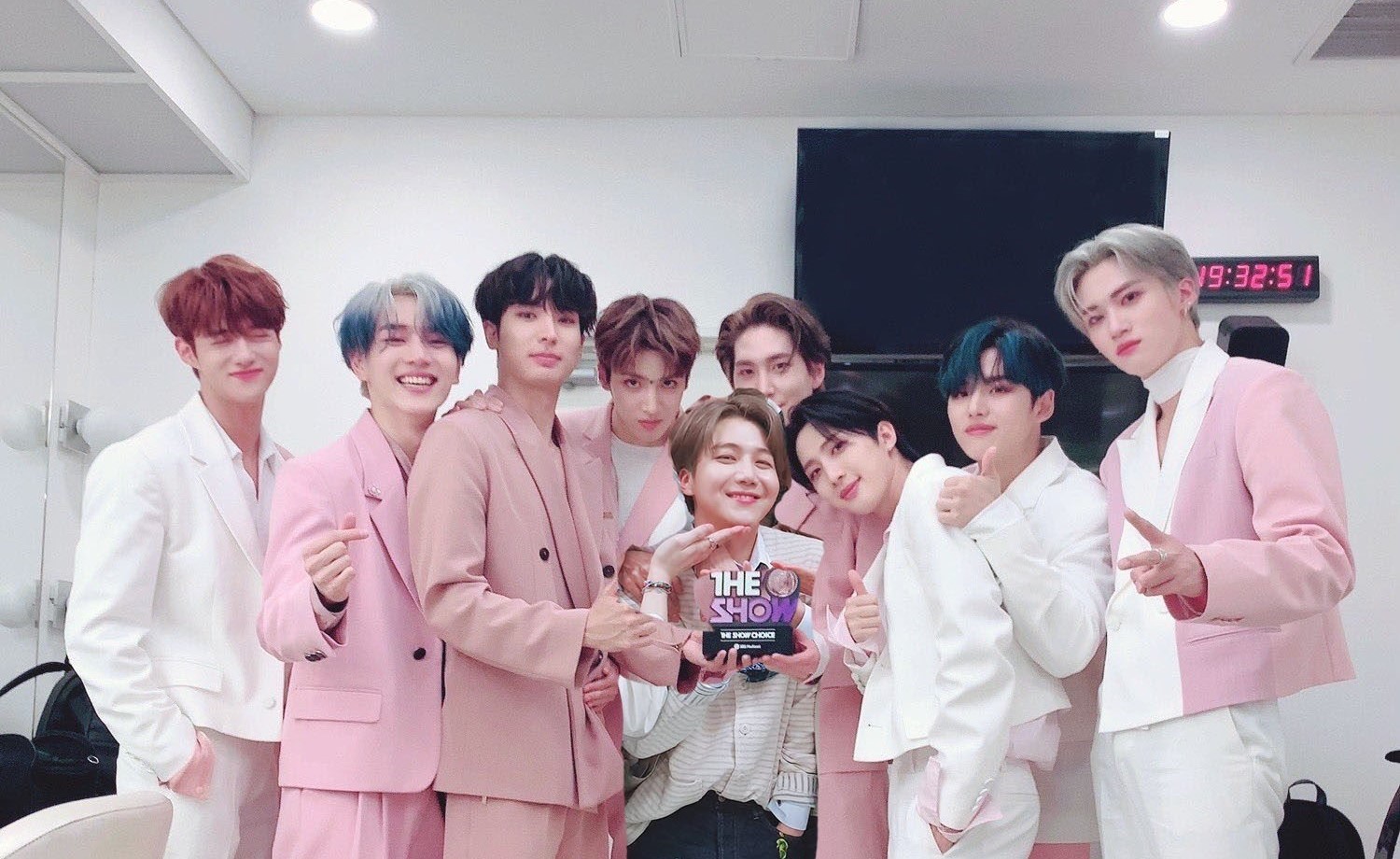 Discovery splash banner for PENTAGON | 펜타곤 Discord server